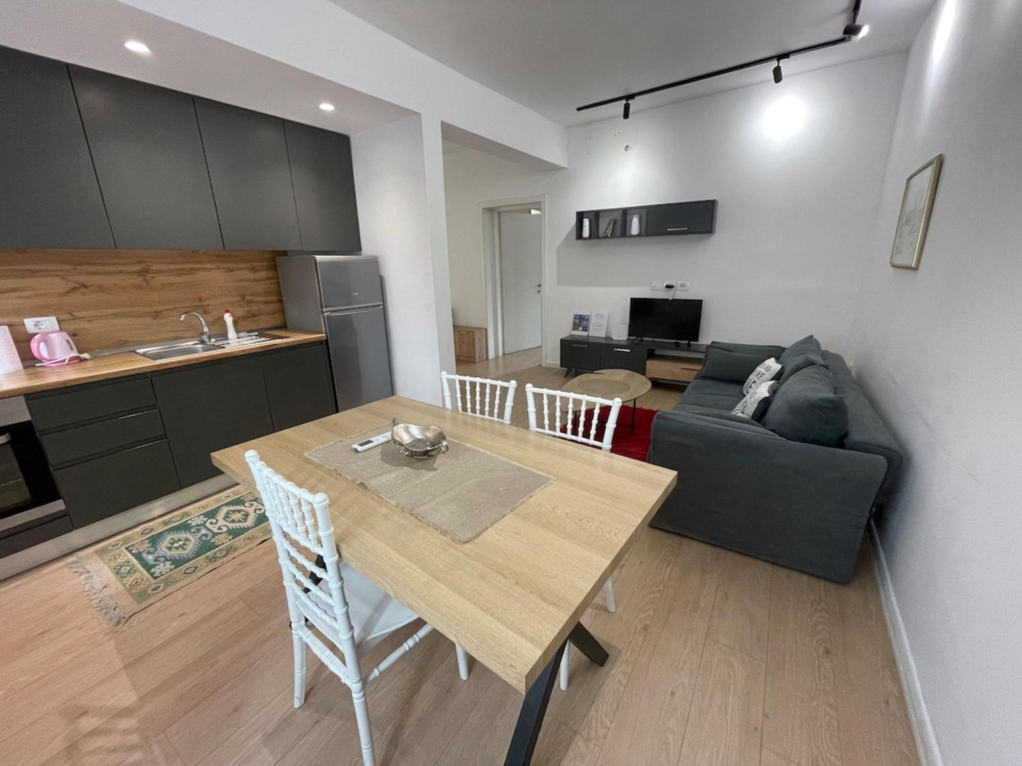Kadare City-center With Balcony Apartament Tirana